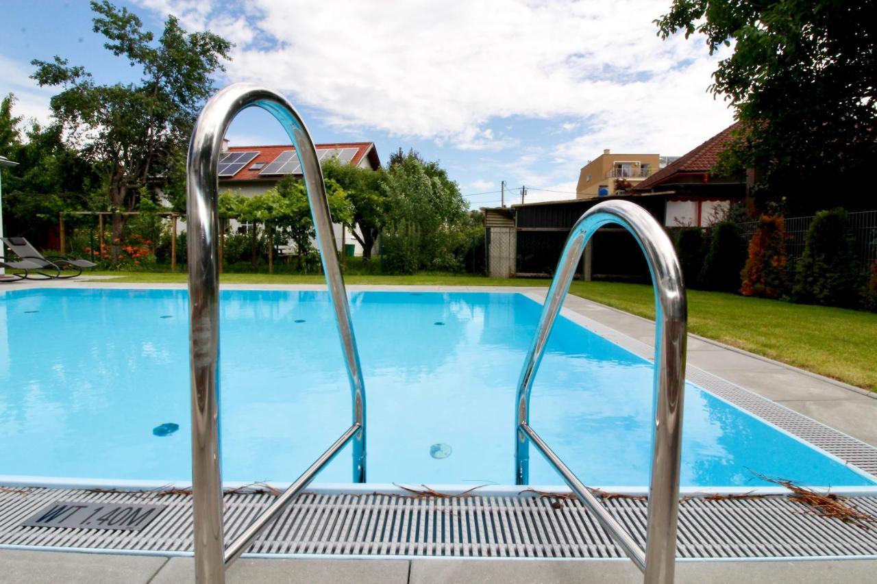 Maureen Lovely 2 Bedroom Unit With Community Pool ウィーン エクステリア 写真